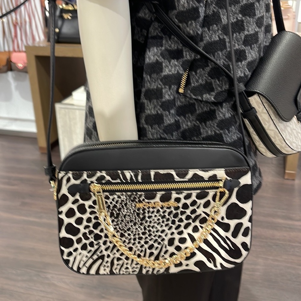 MICHAEL KORS JET SET LARGE EAST WEST ZIP POCKET CHAIN XBODY BLACK
NWT - Picture 5 of 16